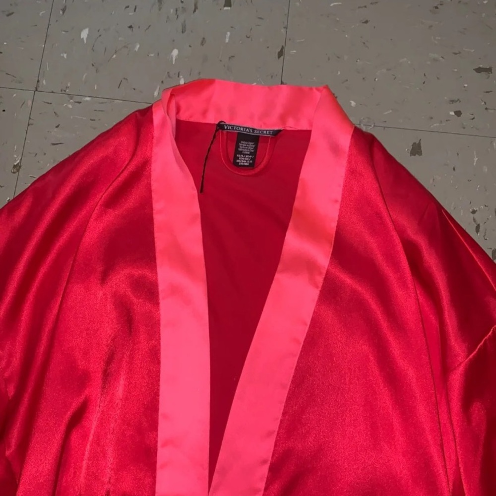 Robe - Picture 2 of 3